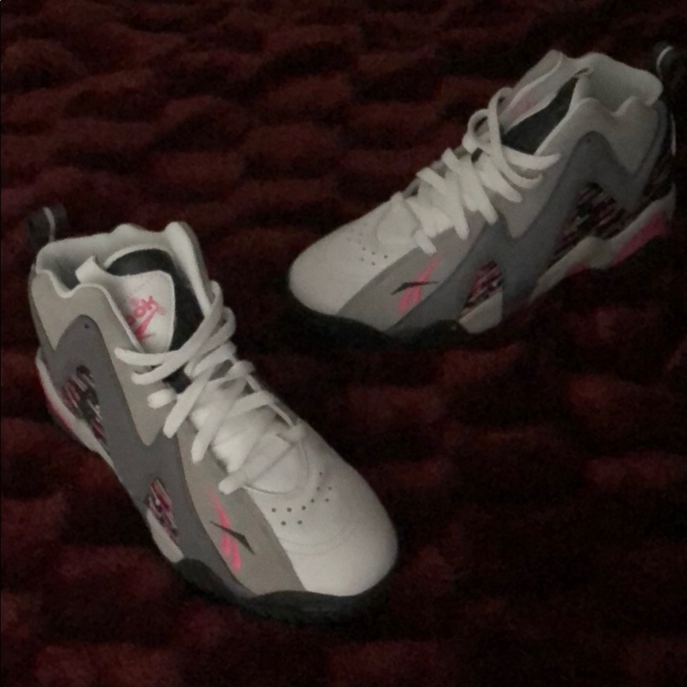 Kamikazes size 8 men/ also has color white in shoe